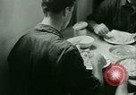 Immagine di Tedesco e prigionieri di guerra italiani NEGLI STATI UNITI United States USA, 1944, secondo 36 filmato di repertorio 65675021174