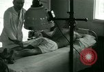 Immagine di Trattamento medico per il tedesco e italiano POWs in noi United States USA, 1944, secondo 3 filmato di repertorio 65675021175