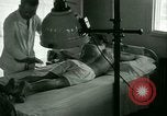 Immagine di Trattamento medico per il tedesco e italiano POWs in noi United States USA, 1944, secondo 4 filmato di repertorio 65675021175