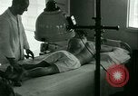 Immagine di Trattamento medico per il tedesco e italiano POWs in noi United States USA, 1944, secondo 6 filmato di repertorio 65675021175