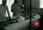 Immagine di Trattamento medico per il tedesco e italiano POWs in noi United States USA, 1944, secondo 8 filmato di repertorio 65675021175