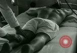 Immagine di Trattamento medico per il tedesco e italiano POWs in noi United States USA, 1944, secondo 13 filmato di repertorio 65675021175