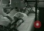 Immagine di Trattamento medico per il tedesco e italiano POWs in noi United States USA, 1944, secondo 15 filmato di repertorio 65675021175