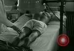 Immagine di Trattamento medico per il tedesco e italiano POWs in noi United States USA, 1944, secondo 16 filmato di repertorio 65675021175