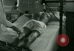 Immagine di Trattamento medico per il tedesco e italiano POWs in noi United States USA, 1944, secondo 17 filmato di repertorio 65675021175