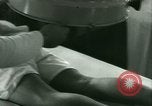 Immagine di Trattamento medico per il tedesco e italiano POWs in noi United States USA, 1944, secondo 19 filmato di repertorio 65675021175