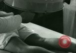 Immagine di Trattamento medico per il tedesco e italiano POWs in noi United States USA, 1944, secondo 20 filmato di repertorio 65675021175