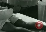 Immagine di Trattamento medico per il tedesco e italiano POWs in noi United States USA, 1944, secondo 23 filmato di repertorio 65675021175
