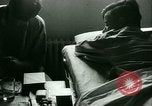Immagine di Trattamento medico per il tedesco e italiano POWs in noi United States USA, 1944, secondo 32 filmato di repertorio 65675021175