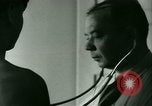 Immagine di Trattamento medico per il tedesco e italiano POWs in noi United States USA, 1944, secondo 39 filmato di repertorio 65675021175