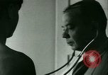 Immagine di Trattamento medico per il tedesco e italiano POWs in noi United States USA, 1944, secondo 40 filmato di repertorio 65675021175