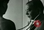 Immagine di Trattamento medico per il tedesco e italiano POWs in noi United States USA, 1944, secondo 41 filmato di repertorio 65675021175