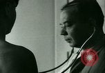 Immagine di Trattamento medico per il tedesco e italiano POWs in noi United States USA, 1944, secondo 42 filmato di repertorio 65675021175