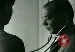 Immagine di Trattamento medico per il tedesco e italiano POWs in noi United States USA, 1944, secondo 43 filmato di repertorio 65675021175