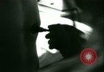 Immagine di Trattamento medico per il tedesco e italiano POWs in noi United States USA, 1944, secondo 44 filmato di repertorio 65675021175