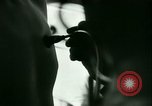 Immagine di Trattamento medico per il tedesco e italiano POWs in noi United States USA, 1944, secondo 47 filmato di repertorio 65675021175