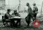 Image prisonnier interrogatoire Tara France, 1944, de la seconde 22 séquences d'archives historiques vidéo 65675021186