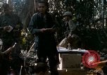 Image soldats assaut sur hill le Vietnam du Sud, 1967, de la seconde 13 séquences d'archives historiques vidéo 65675021187