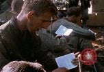 Image soldats assaut sur hill le Vietnam du Sud, 1967, de la seconde 25 séquences d'archives historiques vidéo 65675021187
