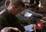 Image soldats assaut sur hill le Vietnam du Sud, 1967, de la seconde 26 séquences d'archives historiques vidéo 65675021187