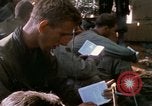 Image soldats assaut sur hill le Vietnam du Sud, 1967, de la seconde 27 séquences d'archives historiques vidéo 65675021187