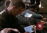 Image soldats assaut sur hill le Vietnam du Sud, 1967, de la seconde 28 séquences d'archives historiques vidéo 65675021187