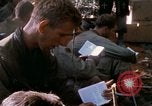 Image soldats assaut sur hill le Vietnam du Sud, 1967, de la seconde 29 séquences d'archives historiques vidéo 65675021187