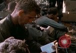 Image soldats assaut sur hill le Vietnam du Sud, 1967, de la seconde 33 séquences d'archives historiques vidéo 65675021187