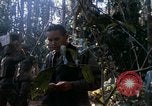 Image soldats assaut sur hill le Vietnam du Sud, 1967, de la seconde 42 séquences d'archives historiques vidéo 65675021187