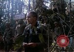 Image soldats assaut sur hill le Vietnam du Sud, 1967, de la seconde 44 séquences d'archives historiques vidéo 65675021187