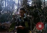 Image soldats assaut sur hill le Vietnam du Sud, 1967, de la seconde 46 séquences d'archives historiques vidéo 65675021187