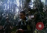 Image soldats assaut sur hill le Vietnam du Sud, 1967, de la seconde 48 séquences d'archives historiques vidéo 65675021187