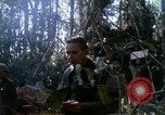 Image soldats assaut sur hill le Vietnam du Sud, 1967, de la seconde 49 séquences d'archives historiques vidéo 65675021187
