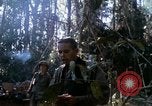 Image soldats assaut sur hill le Vietnam du Sud, 1967, de la seconde 51 séquences d'archives historiques vidéo 65675021187