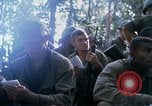 Image soldats assaut sur hill le Vietnam du Sud, 1967, de la seconde 56 séquences d'archives historiques vidéo 65675021187