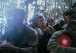 Image soldats assaut sur hill le Vietnam du Sud, 1967, de la seconde 59 séquences d'archives historiques vidéo 65675021187