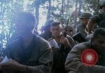 Image soldats assaut sur hill le Vietnam du Sud, 1967, de la seconde 60 séquences d'archives historiques vidéo 65675021187