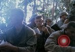 Image soldats assaut sur hill le Vietnam du Sud, 1967, de la seconde 61 séquences d'archives historiques vidéo 65675021187
