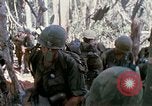 Image Troupes de US 503e Régiment d'infanterie aéroportée assault Hill 875 le Vietnam du Sud, 1967, de la seconde 17 séquences d'archives historiques vidéo 65675021188