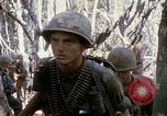 Image Troupes de US 503e Régiment d'infanterie aéroportée assault Hill 875 le Vietnam du Sud, 1967, de la seconde 23 séquences d'archives historiques vidéo 65675021188