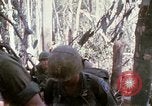 Image Troupes de US 503e Régiment d'infanterie aéroportée assault Hill 875 le Vietnam du Sud, 1967, de la seconde 24 séquences d'archives historiques vidéo 65675021188