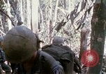 Image Troupes de US 503e Régiment d'infanterie aéroportée assault Hill 875 le Vietnam du Sud, 1967, de la seconde 25 séquences d'archives historiques vidéo 65675021188