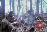 Standbild Soldaten tragen verletzt South Vietnam, 1967, aus Sekunde 21 historischem Filmmaterial Videoclip 65675021189