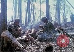 Standbild Soldaten tragen verletzt South Vietnam, 1967, aus Sekunde 25 historischem Filmmaterial Videoclip 65675021189