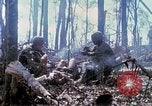 Standbild Soldaten tragen verletzt South Vietnam, 1967, aus Sekunde 27 historischem Filmmaterial Videoclip 65675021189