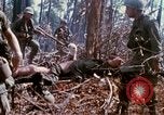 Standbild Soldaten tragen verletzt South Vietnam, 1967, aus Sekunde 30 historischem Filmmaterial Videoclip 65675021189