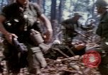 Standbild Soldaten tragen verletzt South Vietnam, 1967, aus Sekunde 31 historischem Filmmaterial Videoclip 65675021189