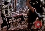Standbild Soldaten tragen verletzt South Vietnam, 1967, aus Sekunde 32 historischem Filmmaterial Videoclip 65675021189