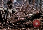 Standbild Soldaten tragen verletzt South Vietnam, 1967, aus Sekunde 34 historischem Filmmaterial Videoclip 65675021189