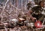 Standbild Soldaten tragen verletzt South Vietnam, 1967, aus Sekunde 38 historischem Filmmaterial Videoclip 65675021189